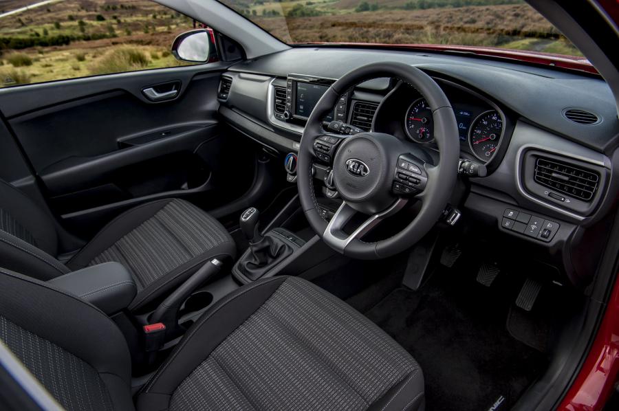 Интерьер Kia Stonic 2017 года  (UK) (фото 14 из 51)